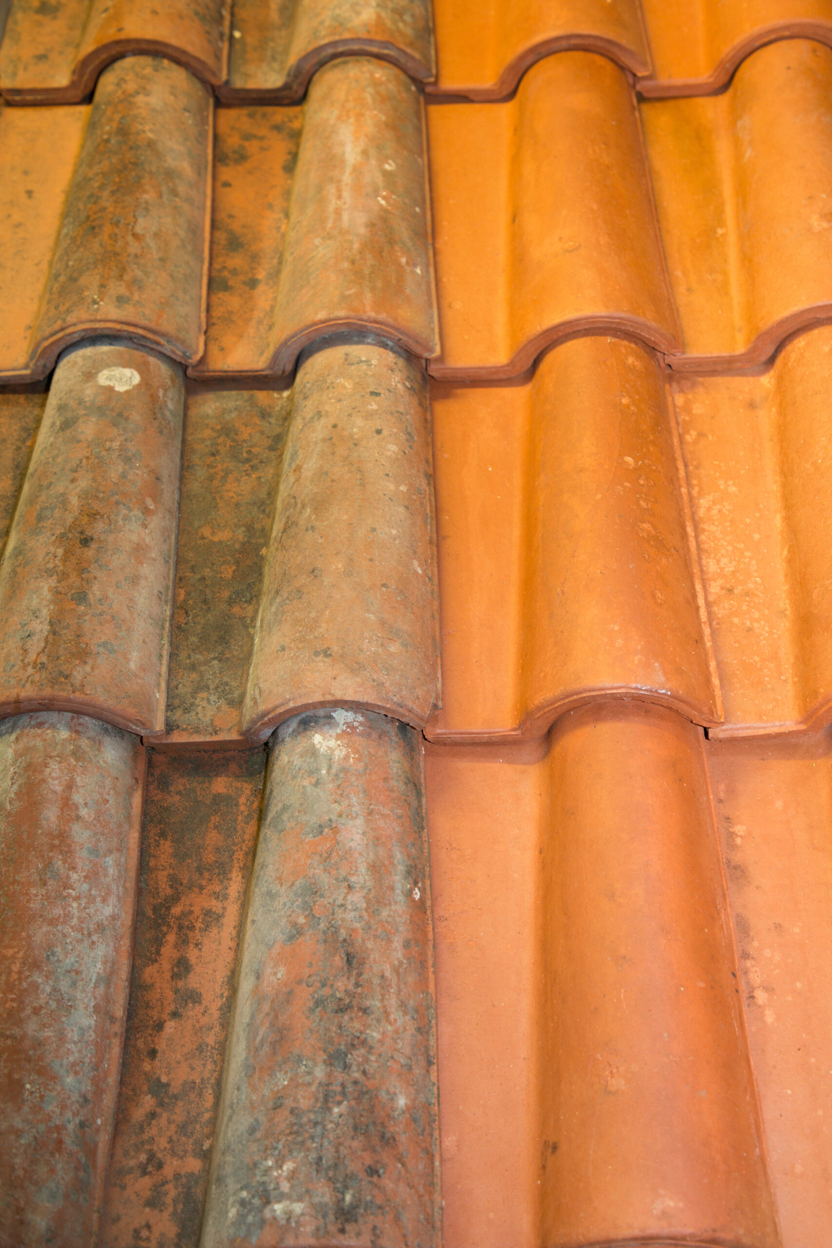 Clean the roof with high pressure water jet Problems with moss b